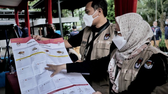 Simulasi pemungutan suara di halaman KPU RI, Jakarta, Selasa (22/3/2022). Foto: Jamal Ramadhan/kumparan