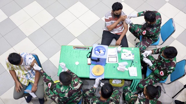 TNI menggelar vaksinasi untuk mahasiswa Universitas Syiah Kuala, Juli 2021. Foto: Suparta/acehkini 