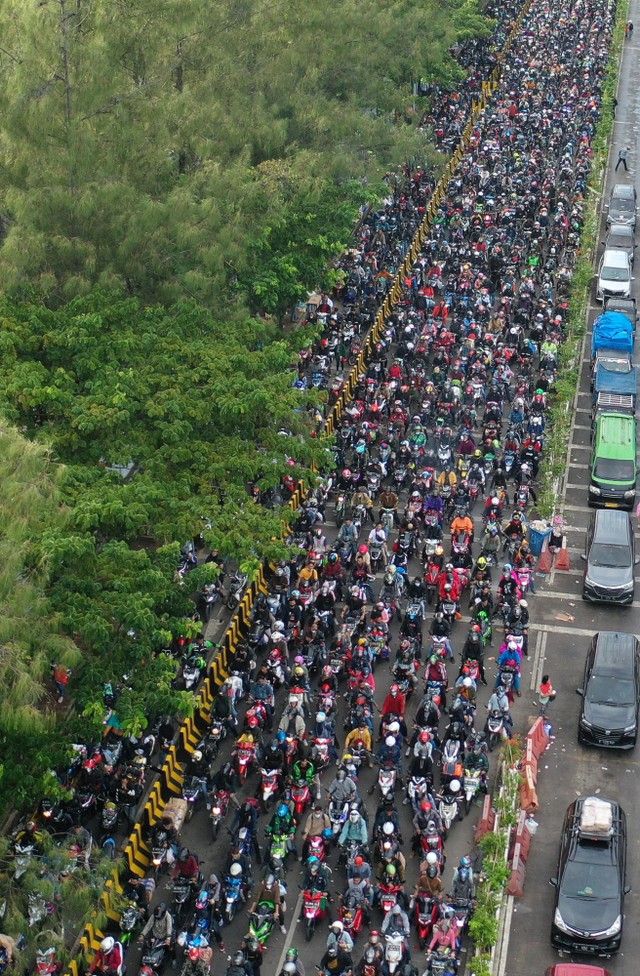 Foto udara pemudik bersepeda motor antre untuk memasuki Pelabuhan Merak di Banten, Sabtu (30/4/2022). Foto: Akbar Nugroho Gumay/Antara Foto