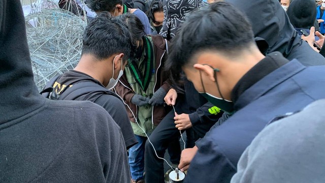 Demo Mahasiswa di Bandung Hendak Terobos Kawat di DPRD Jabar, Nyalakan Bom Asap. Foto: Dok. Ulfah Salsabilah
