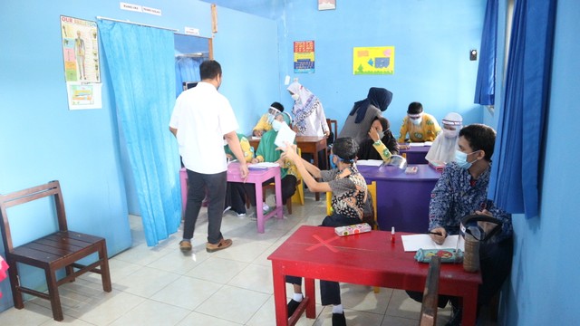 Kegiatan belajar mengajar di kelas besar (SMP dan SMA). Kredit foto: Nurul Hajar/Mahasiswi KKN UMY 257