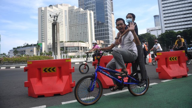 Warga bersepeda di kawasan Bundaran, Hotel Indonesia, Jakarta, Minggu (20/3/2022). Foto: Akbar Nugroho Gumay/Antara Foto