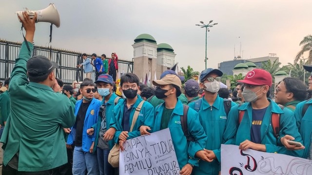 Sejumlah mahasiswa menggelar unjuk rasa di depan Gedung DPR RI, Jakarta, Senin (11/4).  Foto: Farusma Okta Verdian/kumparan