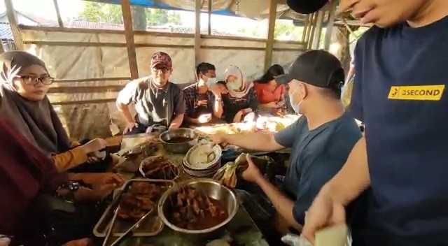 Warung sate blengong Pak Kasturi Rajak sing ana nang komplek Islamic Center Brebes ngalor pas prapatan rame daning pemudik. (Foto: Yunar Rahmawan)