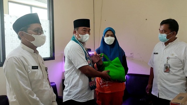 Camat Pademangan Didit Mulyadi mengapresiasi kinerja Risma, petugas difabel Penanganan Prasarana dan Sarana Umum (PPSU) di Kelurahan Ancol. Foto: Dok. Istimewa