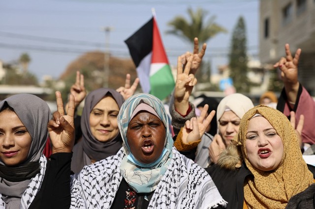 Para pengunjuk rasa menunjukkan pose jari damai saat aksi dukungan bagi tahanan wanita Palestina di penjara-penjara Israel, di luar gedung Komite Internasional Palang Merah (ICRC) di Kota Gaza, pada Senin (7/3/2022)
 Foto: Mohammed Abed/AFP