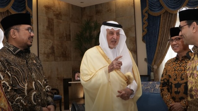 Menag Yaqut Cholil Qoumas (Menag) bertemu Gubernur Makkah Khalid bin Faisal Al Saud. Sumber: Kementrian Agama Republik Indonesia