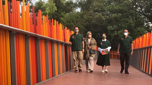 Anies bersama istri ngabuburit di Tebet Eco Park, Jakarta, Sabtu (23/4/2022). Foto: Hedi/kumparan