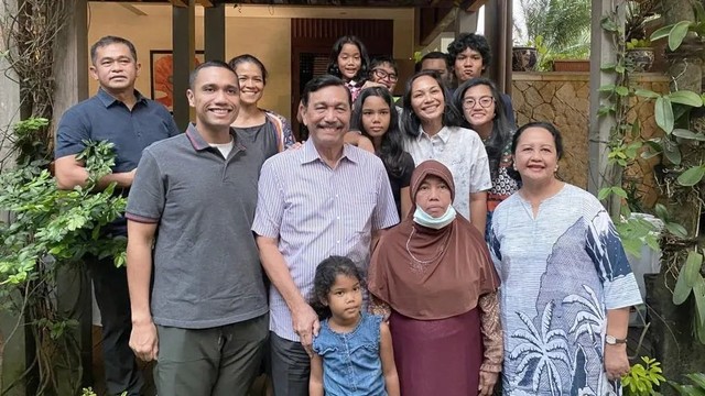 Mbak Sur dan keluarga besar Luhut Pandjaitan. Foto: Instagram/@luhut.pandjaitan