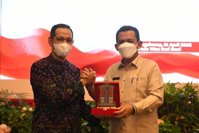 Gubernur Ansar menerima penghargaan dari KPK (Foto: Ist)