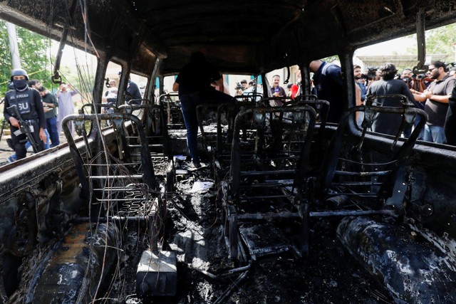 Ilustrasi kondisi kendaraan usai ledakan di Karachi, Pakistan. Foto: Akhtar Soomro/REUTERS