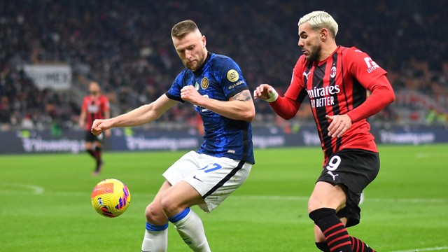 Pemain Inter Milan Skriniar beraksi dengan pemain AC Milan Theo Hernandez dalam pertandingan Coppa Italia Semi Final Leg Pertama antara AC Milan melawan Inter Milan di Stadion San Siro, Milan, Italia, Senin (1/3/2022). Foto: Daniele Mascolo/REUTERS