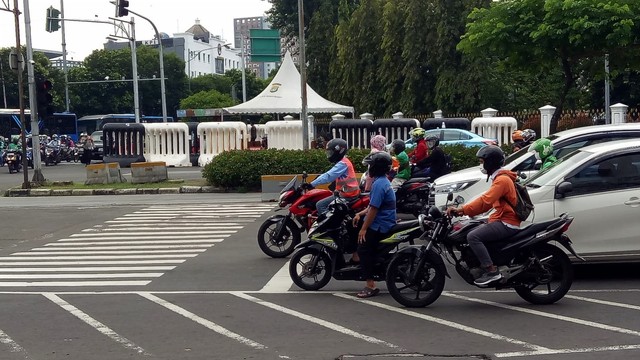 Polisi dan TNI Belum Tutup Ruas Jalan Perempatan Harmoni. Tetap Siagakan Kawat Berduri dan Pagar Barikade Air. Foto: Aprilandika Pratama/kumparan