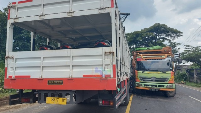 Kendaraan yang terlibat kecelakaan lalu lintas di Jalan Raya Tuban-Surabaya, turut Desa Gesing, Kecamatan Semanding, Kabupaten Tuban. Rabu siang (02/03/2022). (foto: dok istimewa)