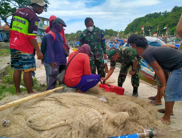 Nelayan di Garut Jawa Barat terima bantuan cairan penghemat BBM dari Kodam/III Siliwangi.(Foto : Kapendam III/Siliwangi)