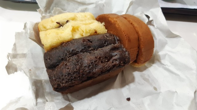Kue Pukis Hollywood dengan rasa keju (kuning), coklat, dan nanas (paling kanan). Foto: Aisyah Nawangsari