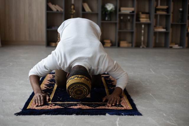 Ilustrasi sholat tahajud di sepertiga malam. Foto: Pexels.com