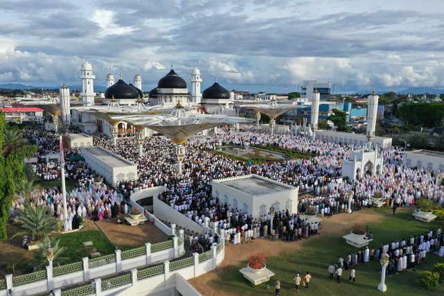 Foto: Padat Jemaah Salat Id di Masjid Raya Baiturrahman Aceh (69189)