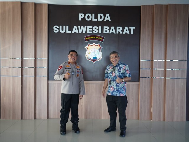 Dr Aqua Dwipayana bersama Kapolda Sulbar, Irjen Pol Dr Eko Budi Sampurno. dok