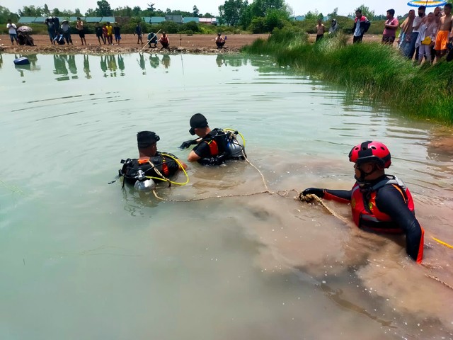 Tim Basarnas Palembang saat melakukan evakuasi terhadap remaja yang tenggelam. (ist)Area lampiran