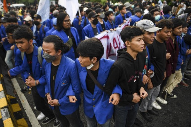 Sejumlah mahasiswa mengikuti aksi unjuk rasa di Simpang Harmoni, Jakarta, Jumar (1/4/2022). Dalam aksinya mereka menolak wacana perpanjangan masa jabatan presiden dan penundaan Pemilu 2024. (FOTO : ANTARA/Hafidz Mubarak A)
