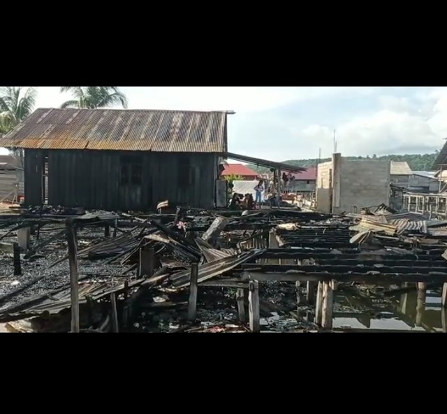 Rumah warga usai terbakar di Desa Wayo, Taliabu Barat. Foto: Istimewa