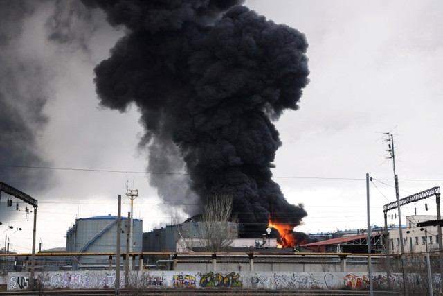 Kepulan asap hitam terlihat dari kilang minyak yang terbakar usai serangan Rusia di dekat kota pelabuhan Odesa, Ukraina. Foto: Nacho Doce/REUTERS