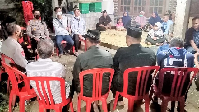 Polisi mendatangi rumah duka untuk berkomunikasi dengan keluarga korban, Jumat (06/05/2022). FOTO: Agung Santoso