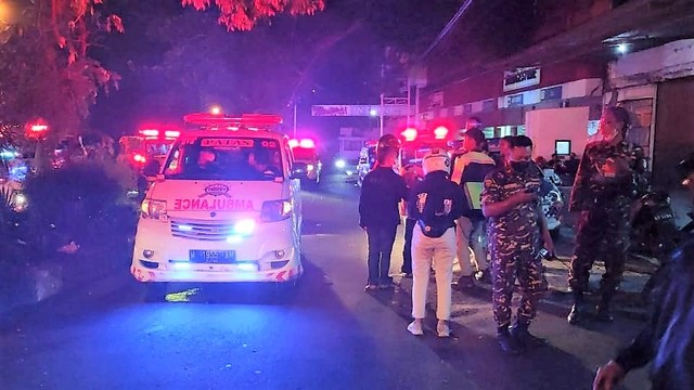 Ambulans mengevakuasi korban dugaan keracunan makanan berbuka puasa di Pucangsawit, Solo. FOTO: Agung Santoso