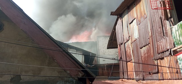 Kebakaran rumah tinggal di Jalan Sawah Lio, Kelurahan Jembatan Lima, Tambora, Jakarta Barat, Minggu (27/3). Foto: Dinas Gulkarmat DKI Jakarta