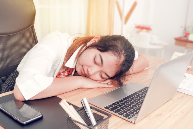  Power nap selama 15-30 menit di sela istirahat kerja akan memberikan kualitas tidur optimal. Foto: Shutterstock