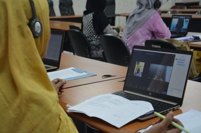 Tim Psikolog dari Fakultas Psikologi UIN Malang melakukan interview secara online kepada para peserta PMB seleksi jalur beasiswa teladan tahun 2022. Foto : dok