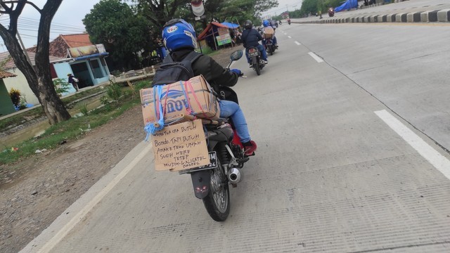 Tulisan-tulisan yang menghiasi motor para pemudik di jalur pantura arah Cirebon. Foto: Agaton Kenshanahan/kumparan