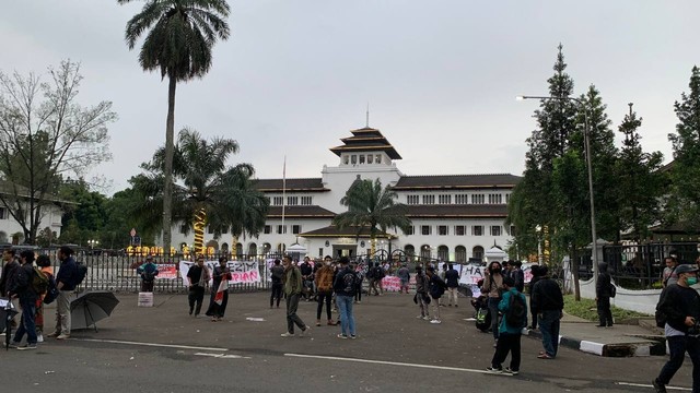Demo mahasiswa dan elemen masyarakat membubarkan diri di Gedung Sate, Bandung, Kamis (21/4/2022). Foto: Dok. Ulfah Salsabilah