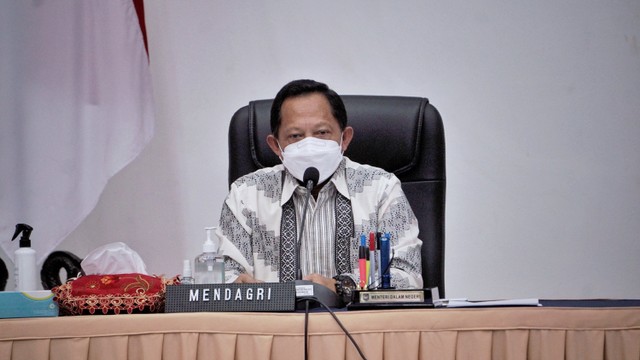 Menteri Dalam Negeri Tito Karnavian saat konferensi pers dan pemberian arahan mengenai hasil Sero Survei Nasional dan Percepatan Vaksinasi bagi Lansia kepada Gubernur seluruh Indonesia di Gedung C Kemendagri, Jakarta, Jumat (18/3/2022). Foto: Jamal Ramadhan/kumparan