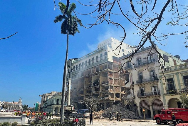 Kondisi usai ledakan yang menghancurkan Hotel Saratoga, di Havana, Kuba. Foto: Alexandre Meneghini/REUTERS