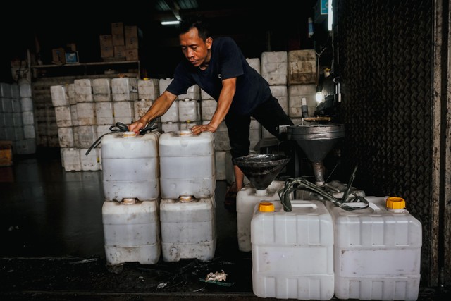 PT PPI Distribusikan 12 Juta Liter Minyak Goreng di Pasar Tradisional (5436)