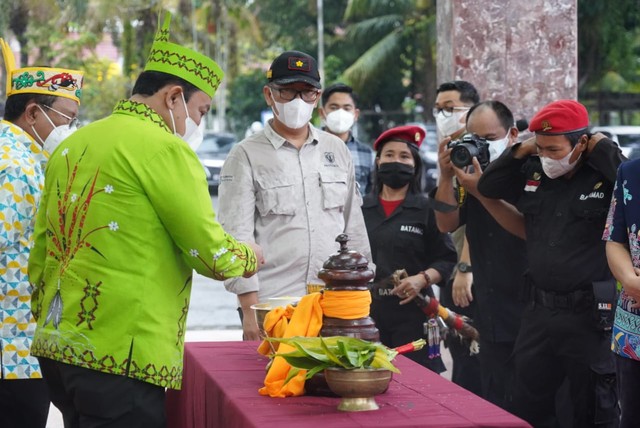 Wakil Gubernur Kalteng saat memberangkatkan sampel tanah dan air ke IKN.