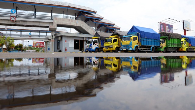 Sejumlah truk angkutan logistik tujuan Pulau Bali parkir di Pelabuhan Ketapang, Banyuwangi, Jawa Timur. Foto: Budi Candra Setya/Antara Foto