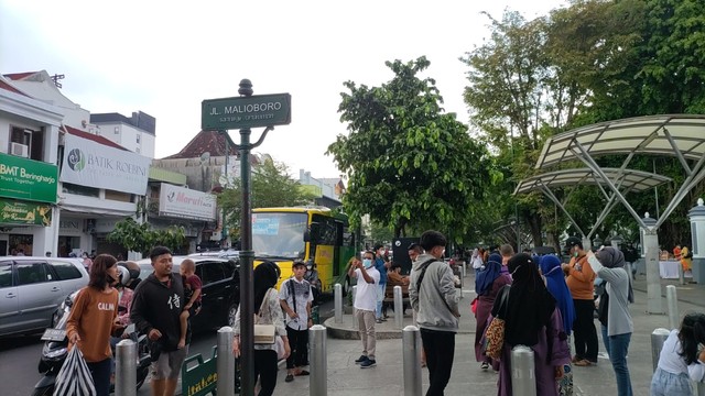 Wisatawan masih memadati Jalan Malioboro, Kota Yogyakarta di hari keenam Lebaran 2022, Sabtu (7/5/2022). Foto: Arfiansyah Panji Purnandaru/kumparan
