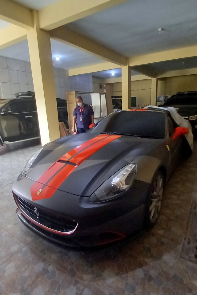 Mobil Ferrari milik Indra Kenz yang disita sementara di Mapolda Sumut, Rabu (9/3/2022). Foto: Rahmat Utomo/kumparan