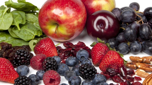 Ilustrasi buah-buahan kaya antioksidan. Foto: Robyn Mackenzie/Shutterstock