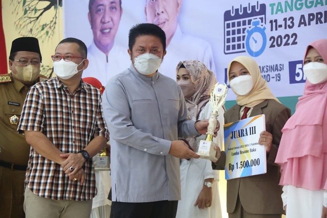 Gubernur Sumsel, Herman Deru, saat membuka kegiatan pesantren Ramadhan di Palembang. (ist)
