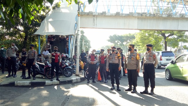 Pengamanan Ketat Pihak Kepolisian Jelang Sidang Vonis Terdakwa Kasus Terorisme, Munarman di PN Jakarta Timur. Foto: Aprilandika Pratama/kumparan