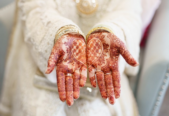 Cara Menghilangkan Henna di Tangan. Foto: pexels