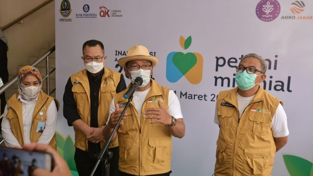 Gubernur Jabar Ridwan Kamil ketika mewisuda ribuan Petani Milenial di Kampus Institut Pertanian Bogor pada Kamis (24/3). Foto: Dok. Humas Pemprov Jabar 