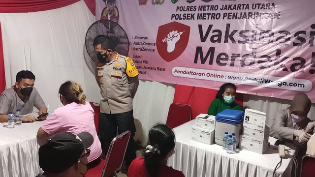 Vaksinasi malam hari di PIK, Penjaringan, Jakarta Utara, Senin (4/4). Foto: Dok. Istimewa