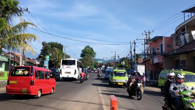 Arus kendaraan pemudik, baik sepeda motor maupun mobil pada H-7 Lebaran, mulai terpantau ramai melintasi jalur mudik di Kabupaten Cianjur, Jawa Barat, Senin (25/4). Foto: Purwanda Angga/STR/kumparan