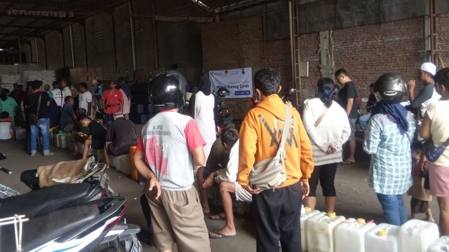 Antrian para pengecer minyak goreng curah di salah satu distributor migor curah di Sleman, DIY pada Kamis (24/3). Foto: Widi Erha Pradana