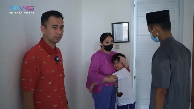 Raffi Ahmad dan Nagita Slavina mengantar Rafathar Malik Ahmad ke pesantren. Foto: YouTube/Rans Entertainment